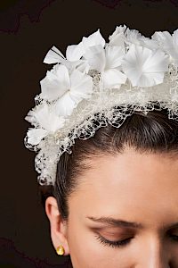weißer Braut Haarreif aus Federn und Hutschleier -  image-3