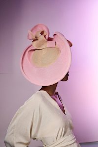Faszinator Hut für Hochzeitsgast in rosé und beige -  image-2
