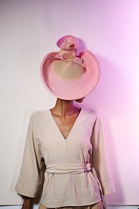 Faszinator Hut für Hochzeitsgast in rosé und beige -  image-5
