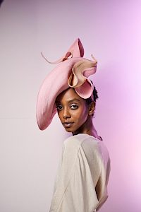 Faszinator Hut für Hochzeitsgast in rosé und beige -  image-3