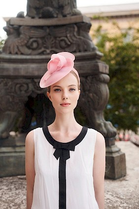 Fascinator hat pink